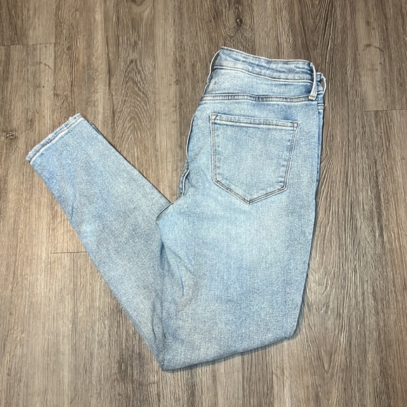 Old Navy Super Skinny Rockstar Jeans Distressed Size 4 - Picture 1 of 5
